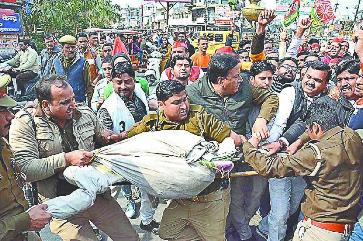 SP workers and police clash in Mahavir Chowk
