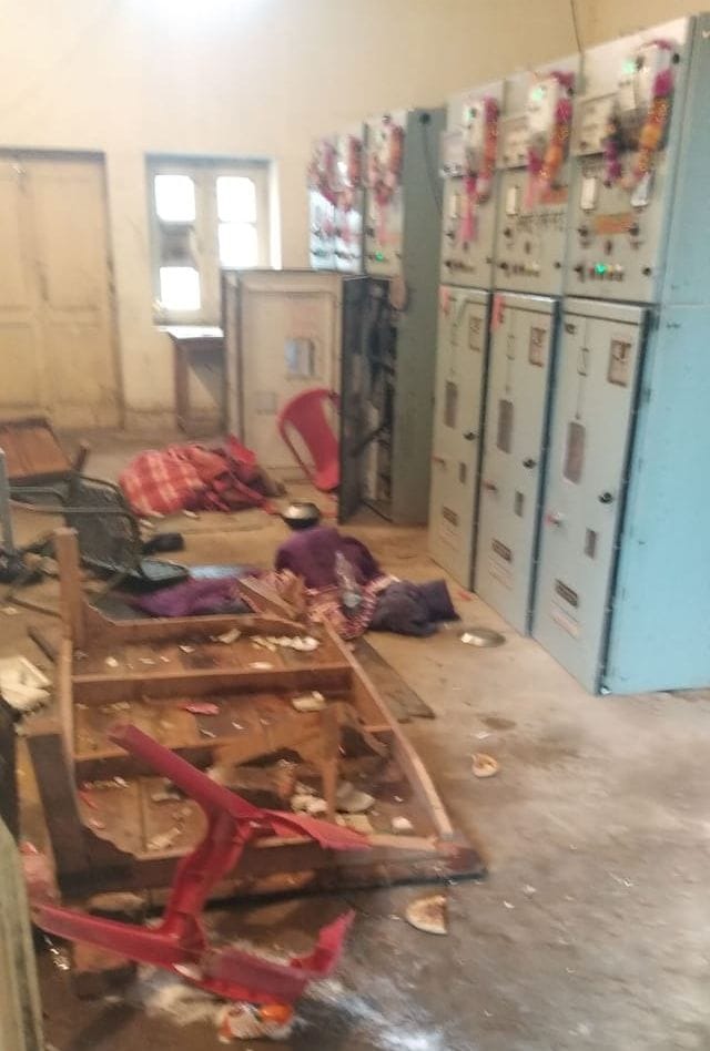 लाइनमैन झुलसा, उपकेंद्र में तोड़फोड़