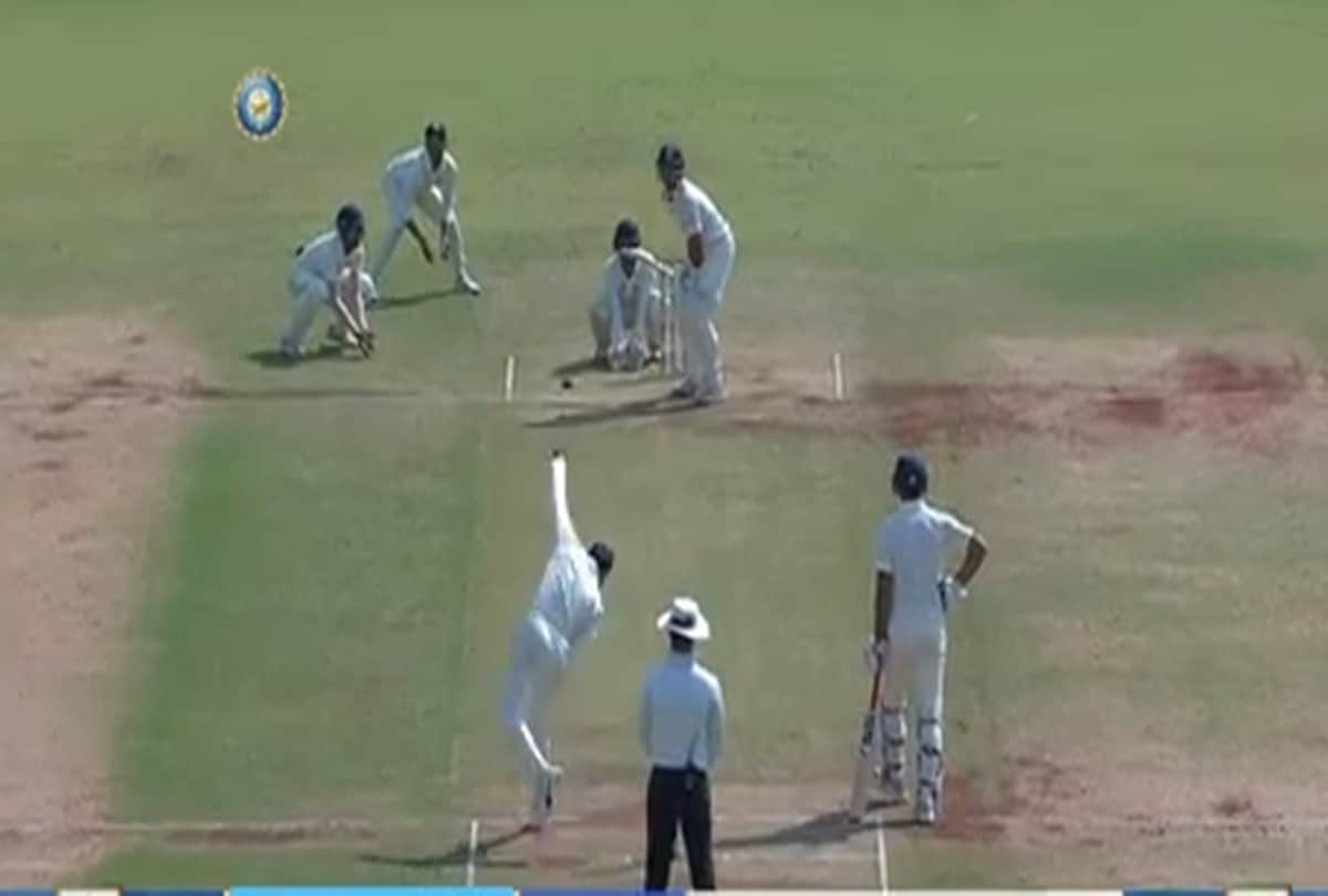 Irani cup: Vidarbha bowler akshay karnewar bowls with right and left hand