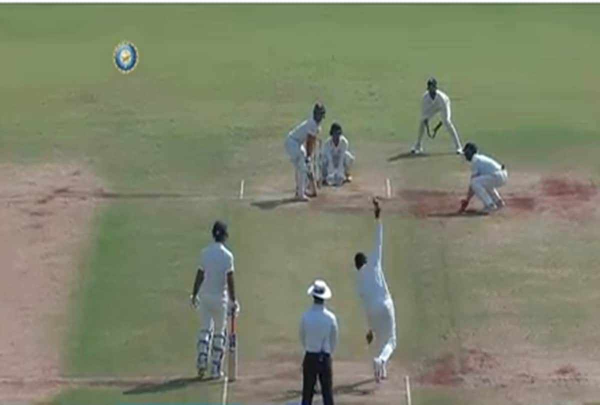 Irani cup: Vidarbha bowler akshay karnewar bowls with right and left hand