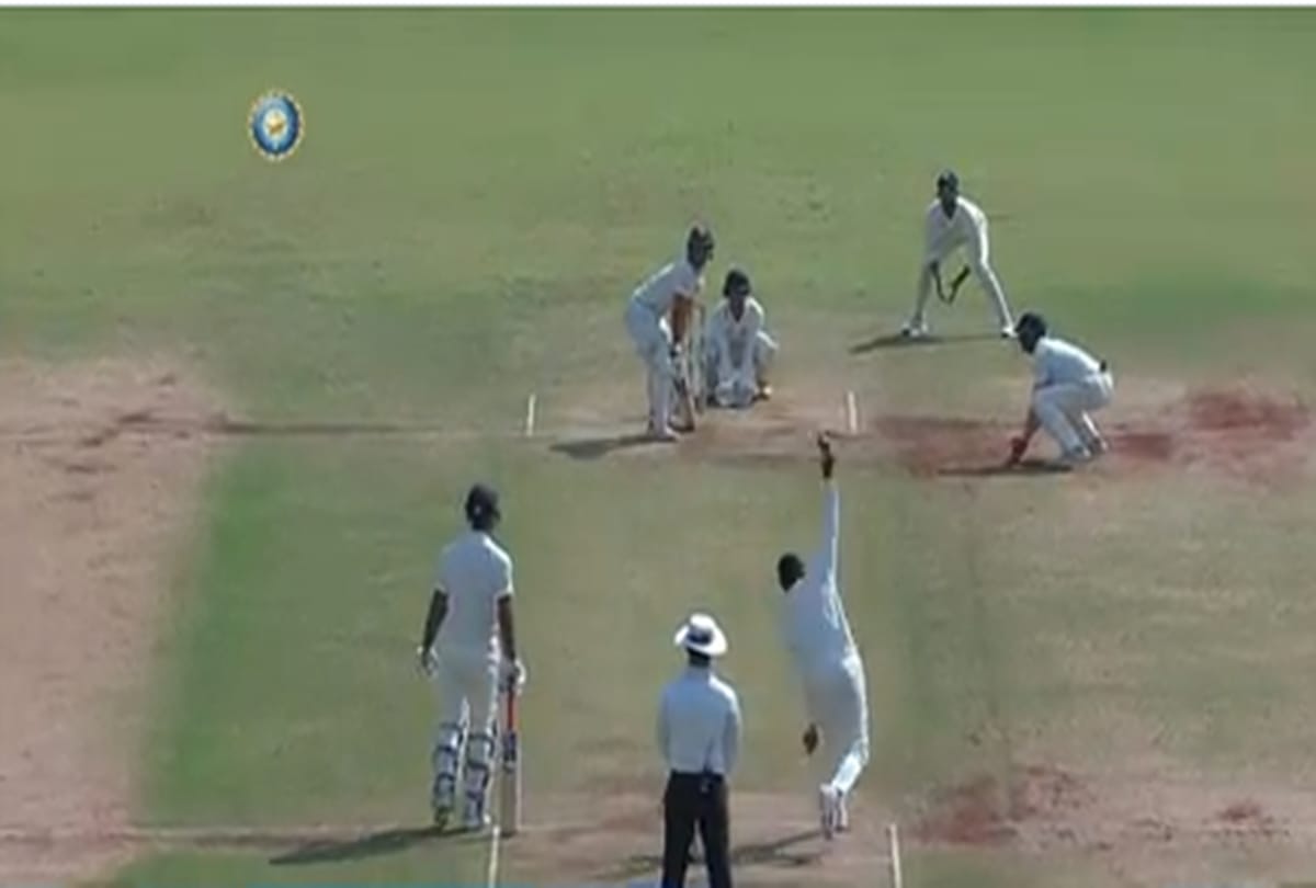 Irani cup: Vidarbha bowler akshay karnewar bowls with right and left hand