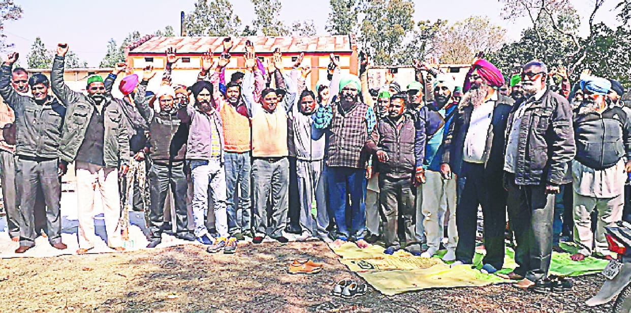 Bhikiyu's performance in protest against power cuts