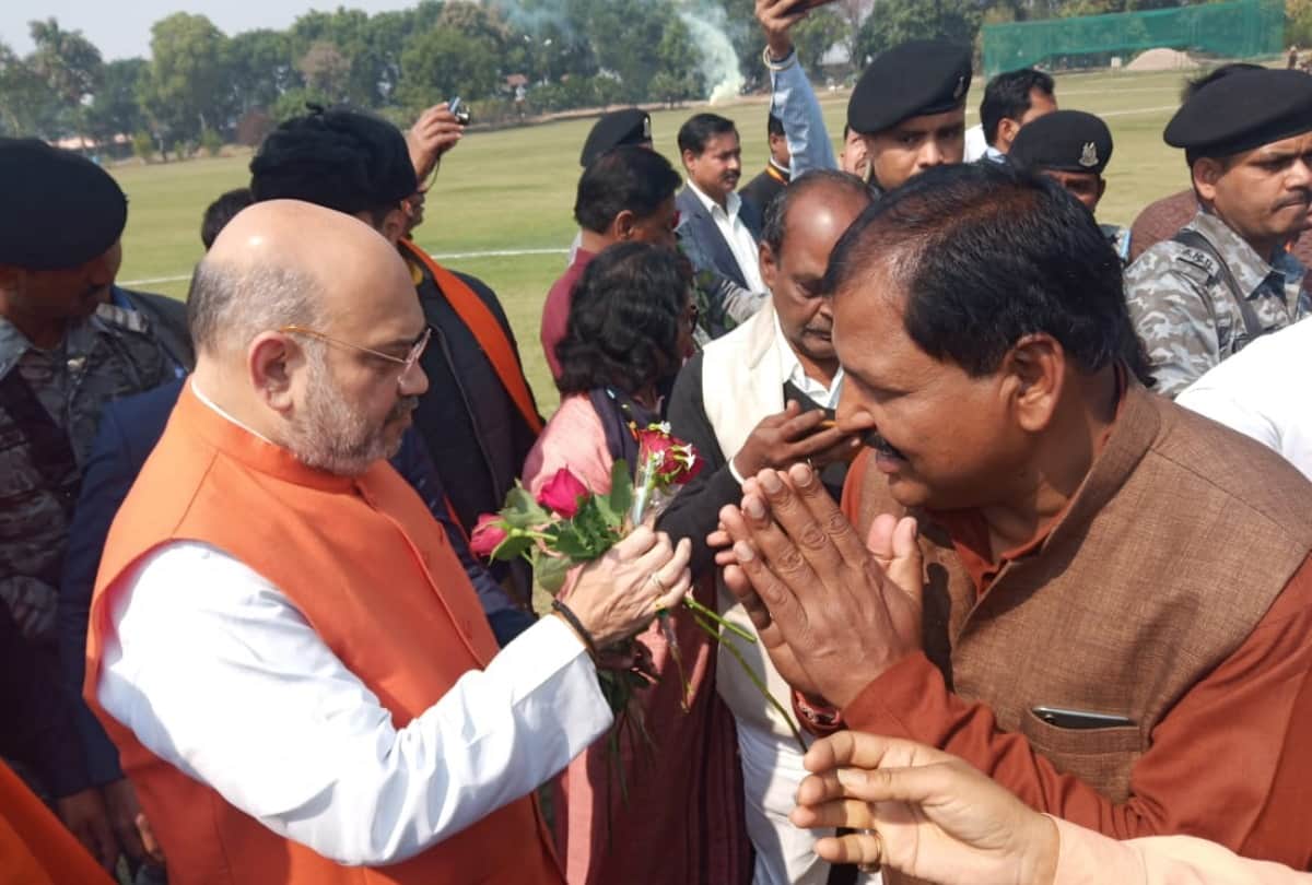 kumbh mela 2019 shahi snan amit shah take holy dip in sangam prayagraj with bjp leaders