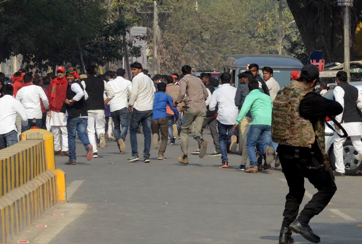 Guerrilla War Between Police And Students of Allahabad University