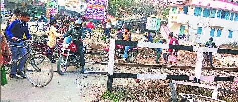 पांच बजते ही गुजरने लगे लोग, सात बजे खुल सका क्रॉसिंग