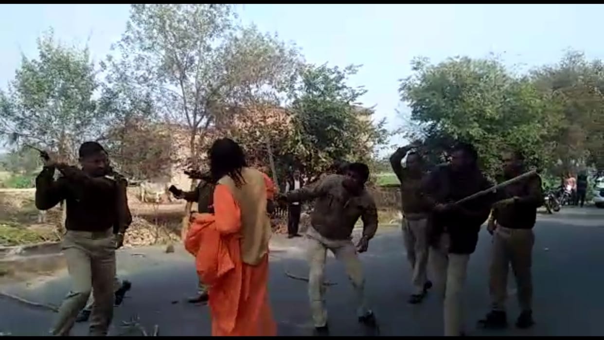 फुलायची चौराहे पर उत्पात मचा रहे गेरुआ वस्त्रधारी को पुलिस ने लाठियों से पीटा