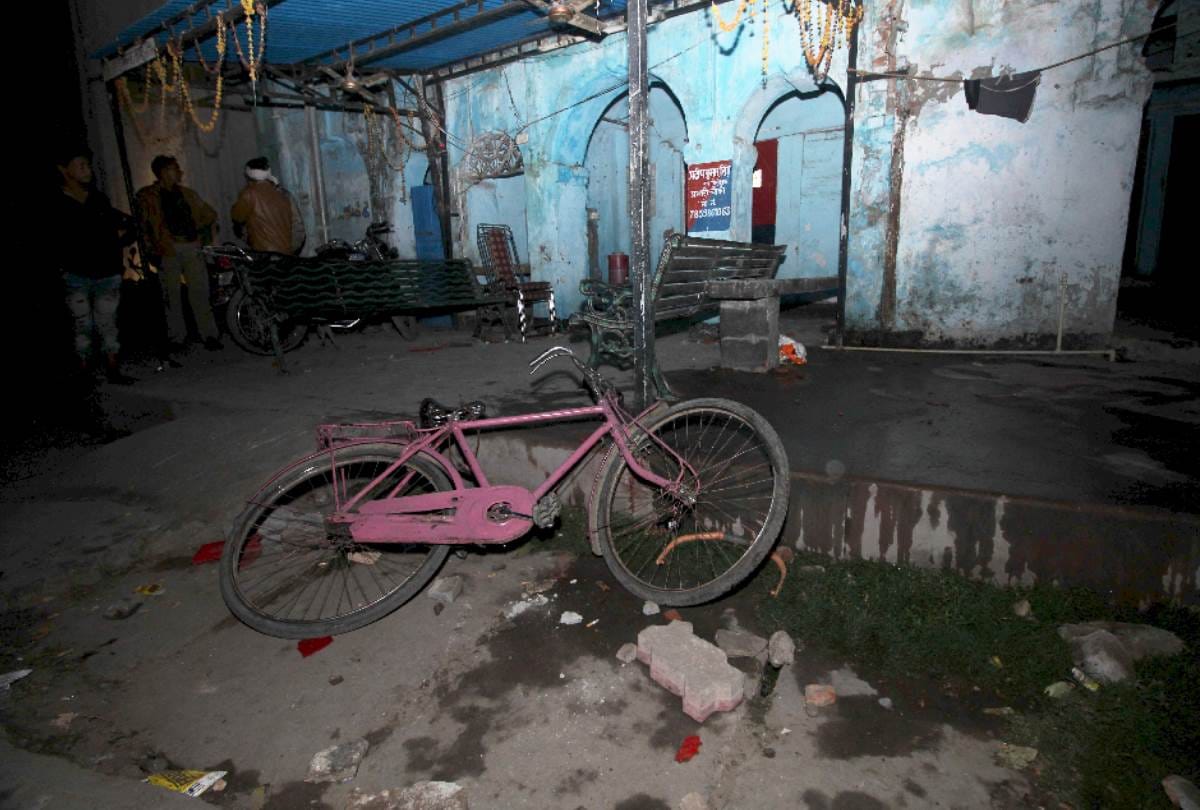 four men jumped into the drain, one died in lucknow