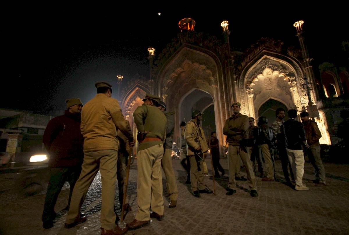 four men jumped into the drain, one died in lucknow