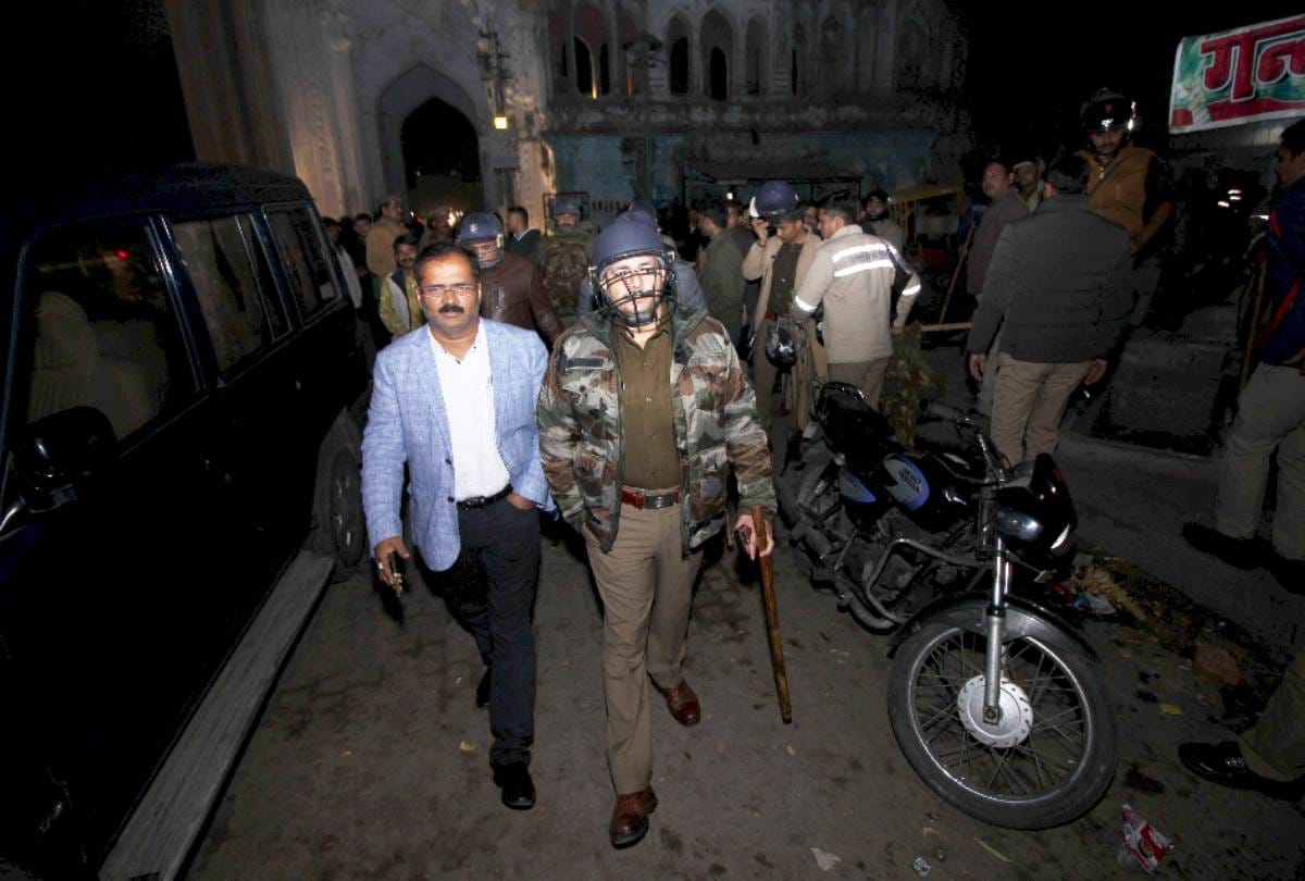 four men jumped into the drain, one died in lucknow