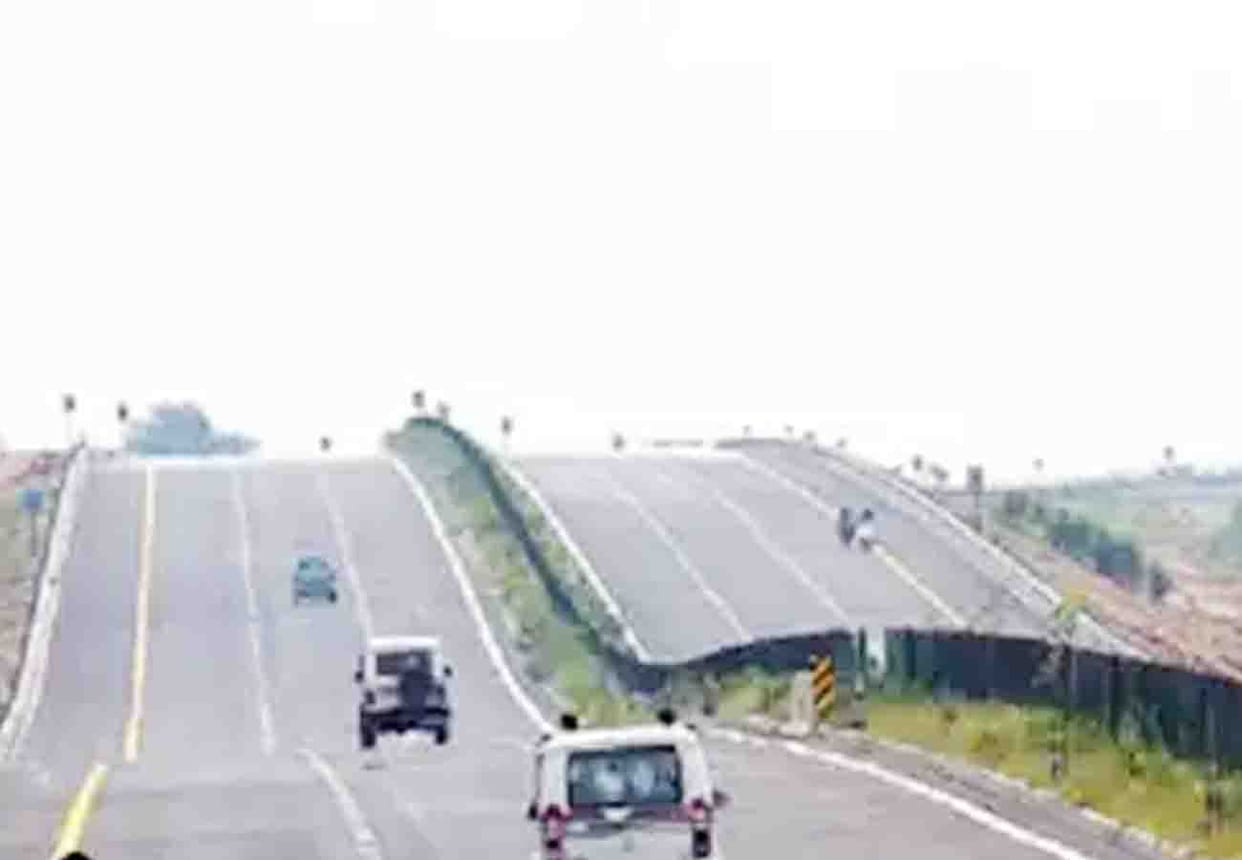 Agra Lucknow Express way accident 7 injured and 2 serious