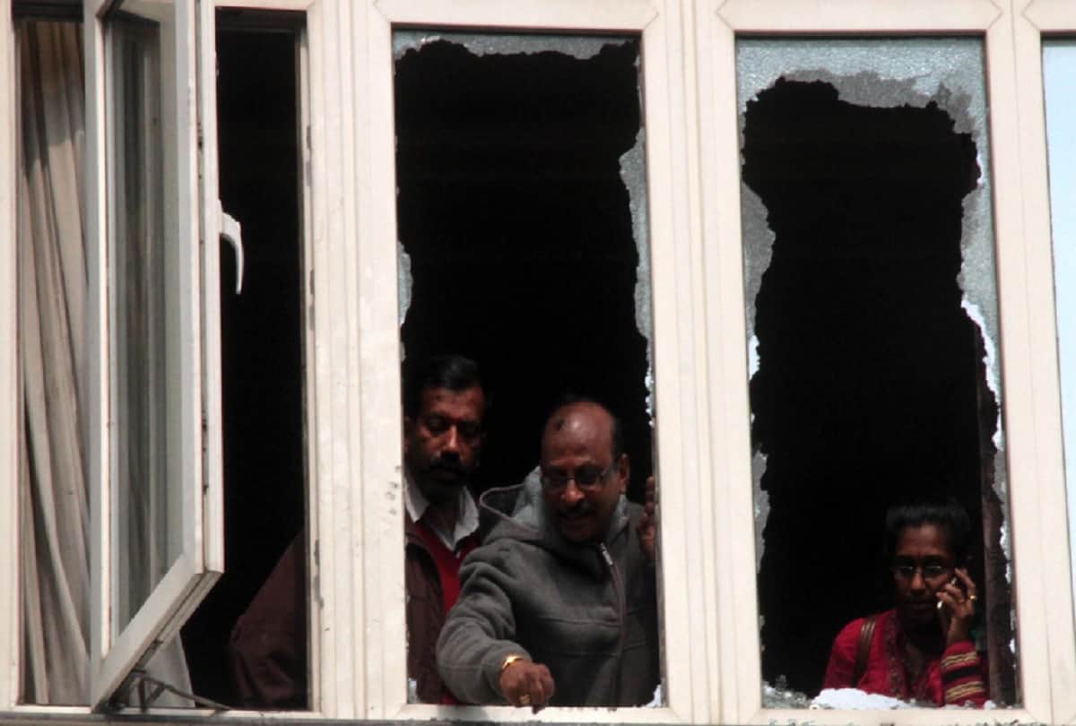 delhi hotel arpit palace People are busy taking selfies during fire