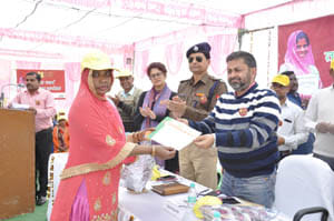 sakchar mahilay gao ke baccho ko padai ke liye karegi prerit
