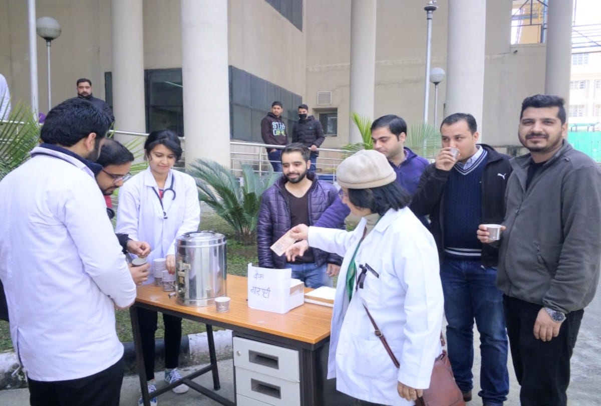 doctors left opd and sold tea in tanda medical college himachal