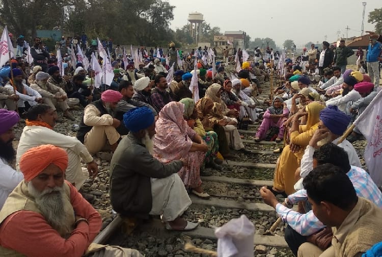 Farmers protest on rail track in Firozpur of Punjab