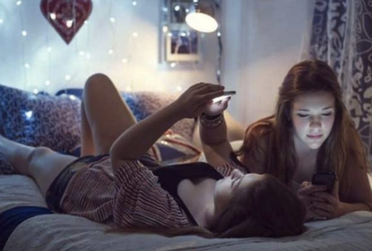Wake up at night, watch the mobile, be careful, you can get heart attack