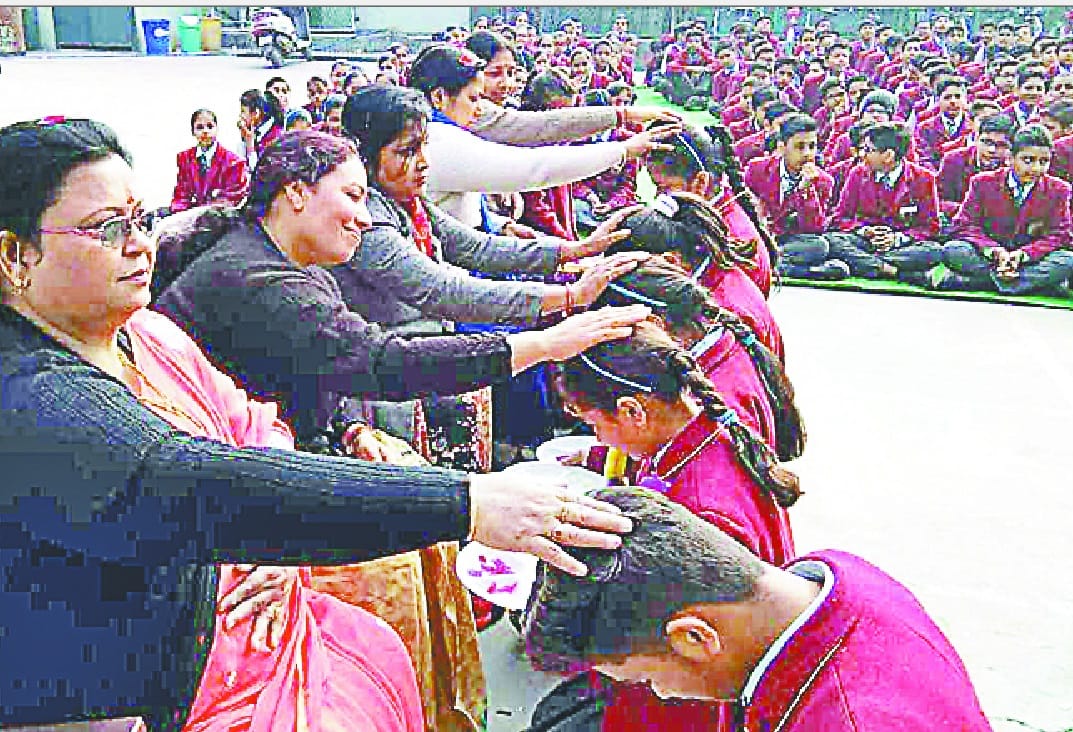 maata pita ka jeevan me sarvopari stathan