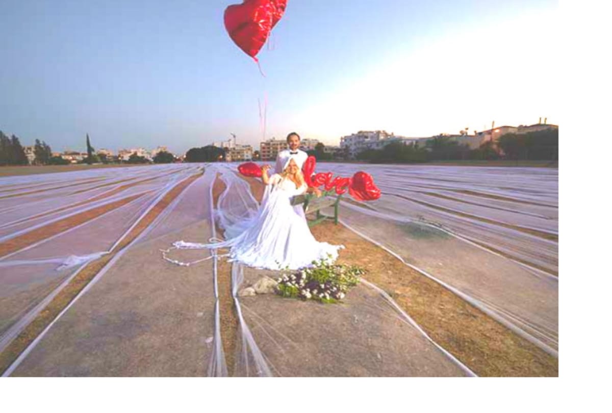 brides wear longest wedding gown and made guinness world record