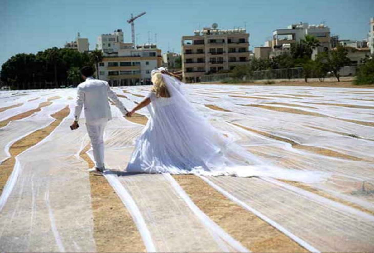 brides wear longest wedding gown and made guinness world record