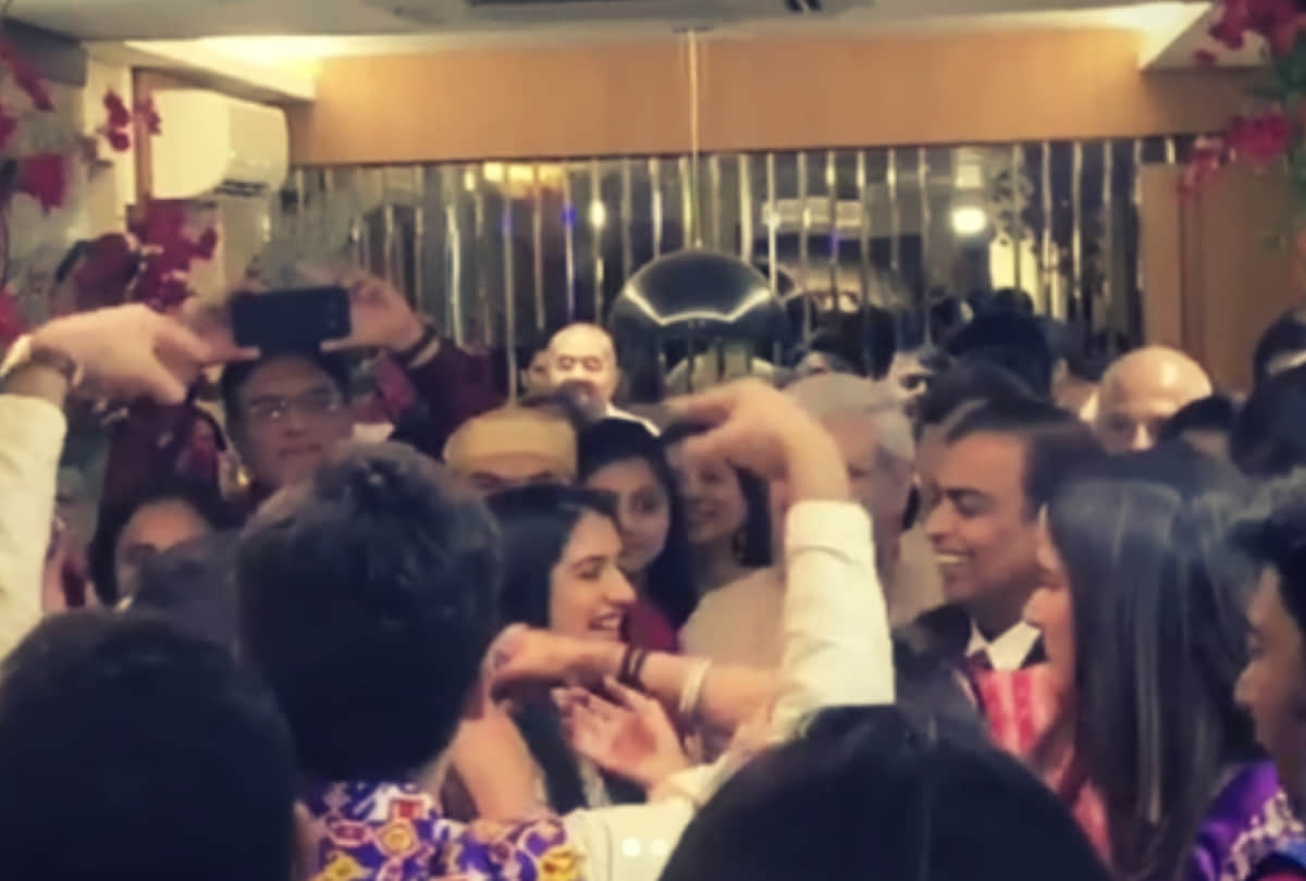 ananat ambani girlfriend radhika merchant tries to get mukesh ambani to dance at wedding