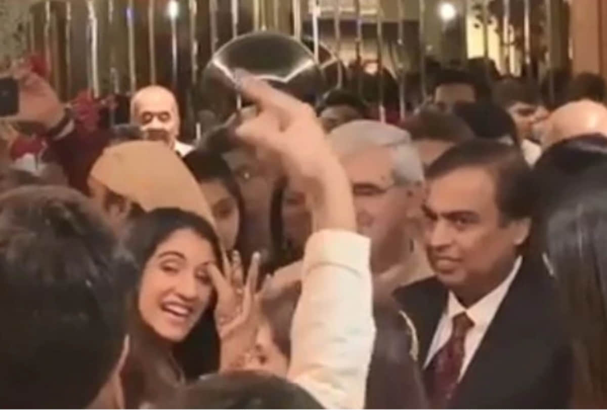 ananat ambani girlfriend radhika merchant tries to get mukesh ambani to dance at wedding
