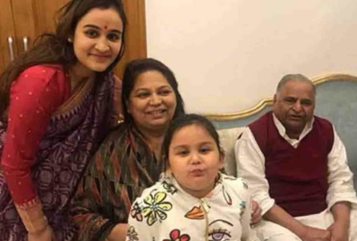 valentine day 2019 mulayam singh and sadhna gupta love story is very unusual in indian politics