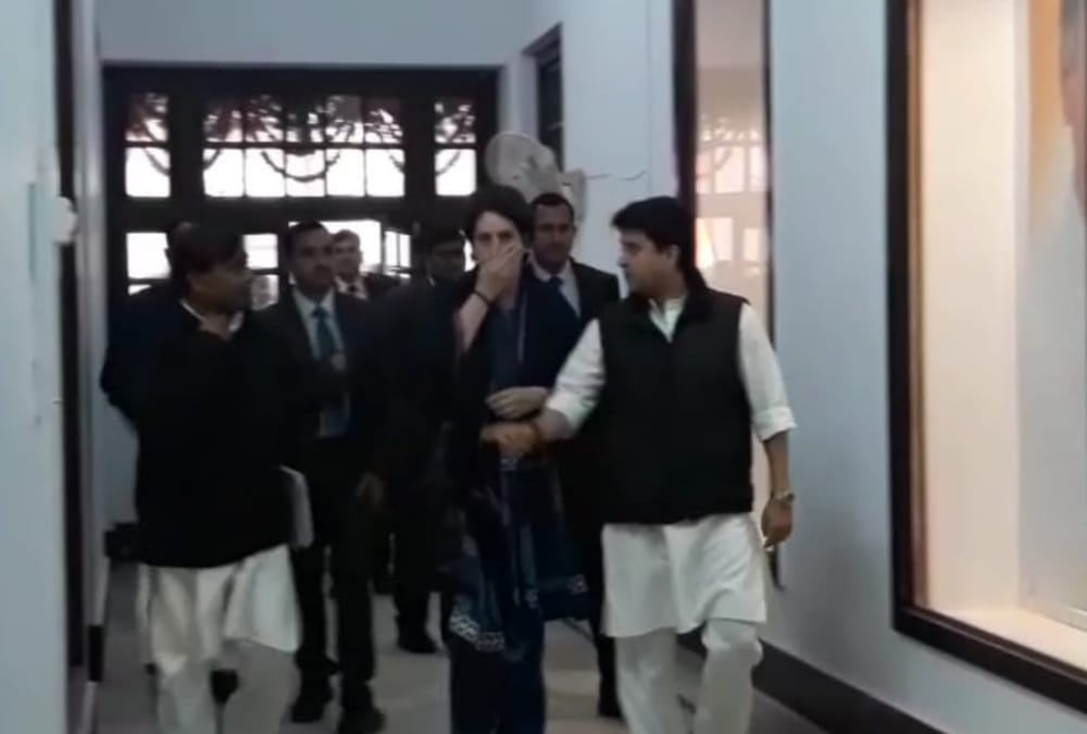 priyanka gandhi vadra press conference in lucknow.