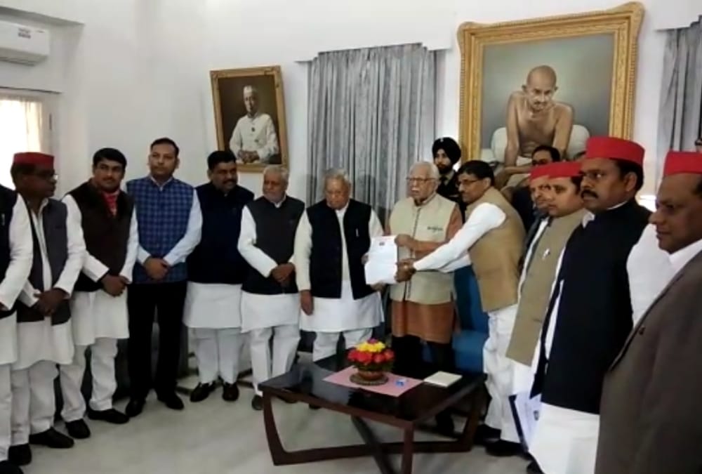 SP leaders meet to governor ramnaik on stopping akhilesh yadav on airport.