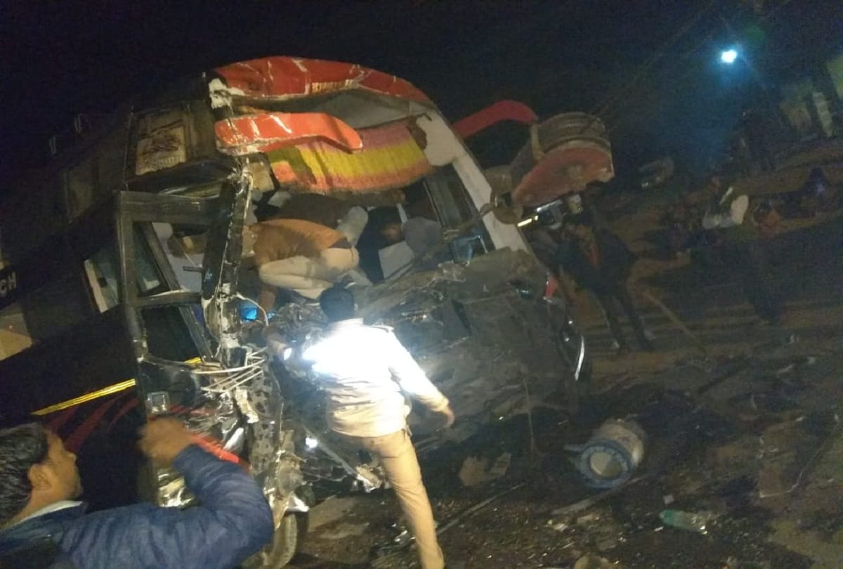 Truck collide with bus at Shivpuri highway 20 injured