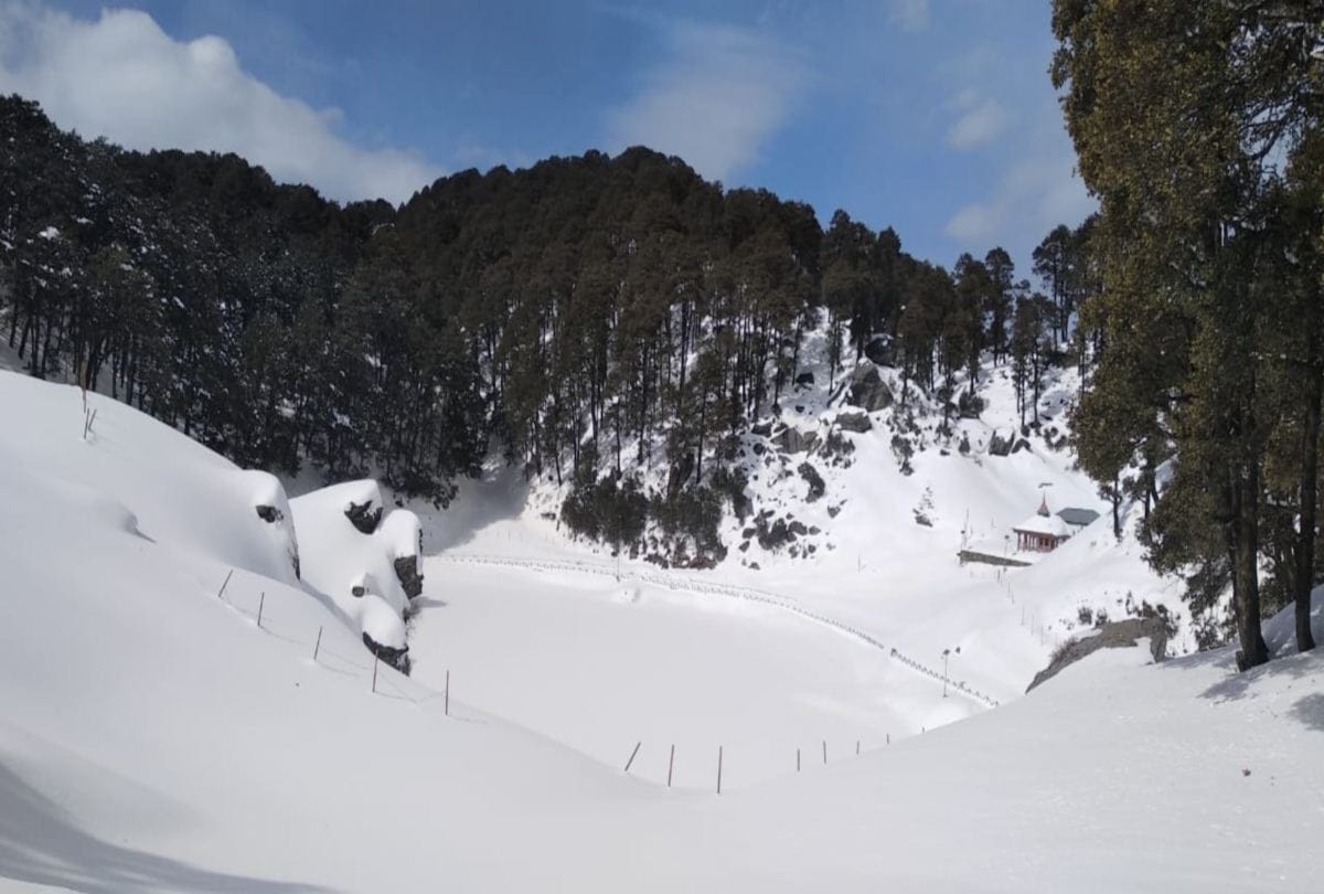 Priest  plunge in snow covered Saryolasar Lake in minus degree temperature in kullu himachal