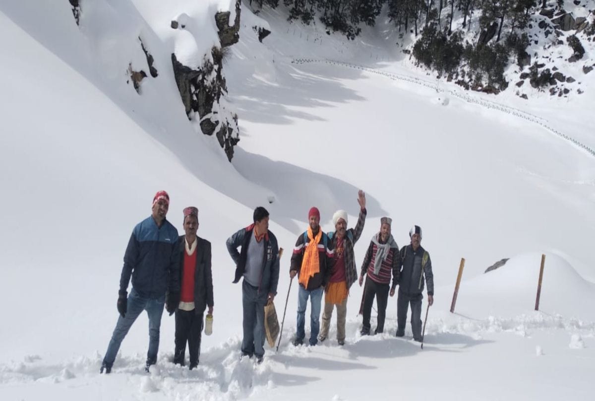 Priest  plunge in snow covered Saryolasar Lake in minus degree temperature in kullu himachal