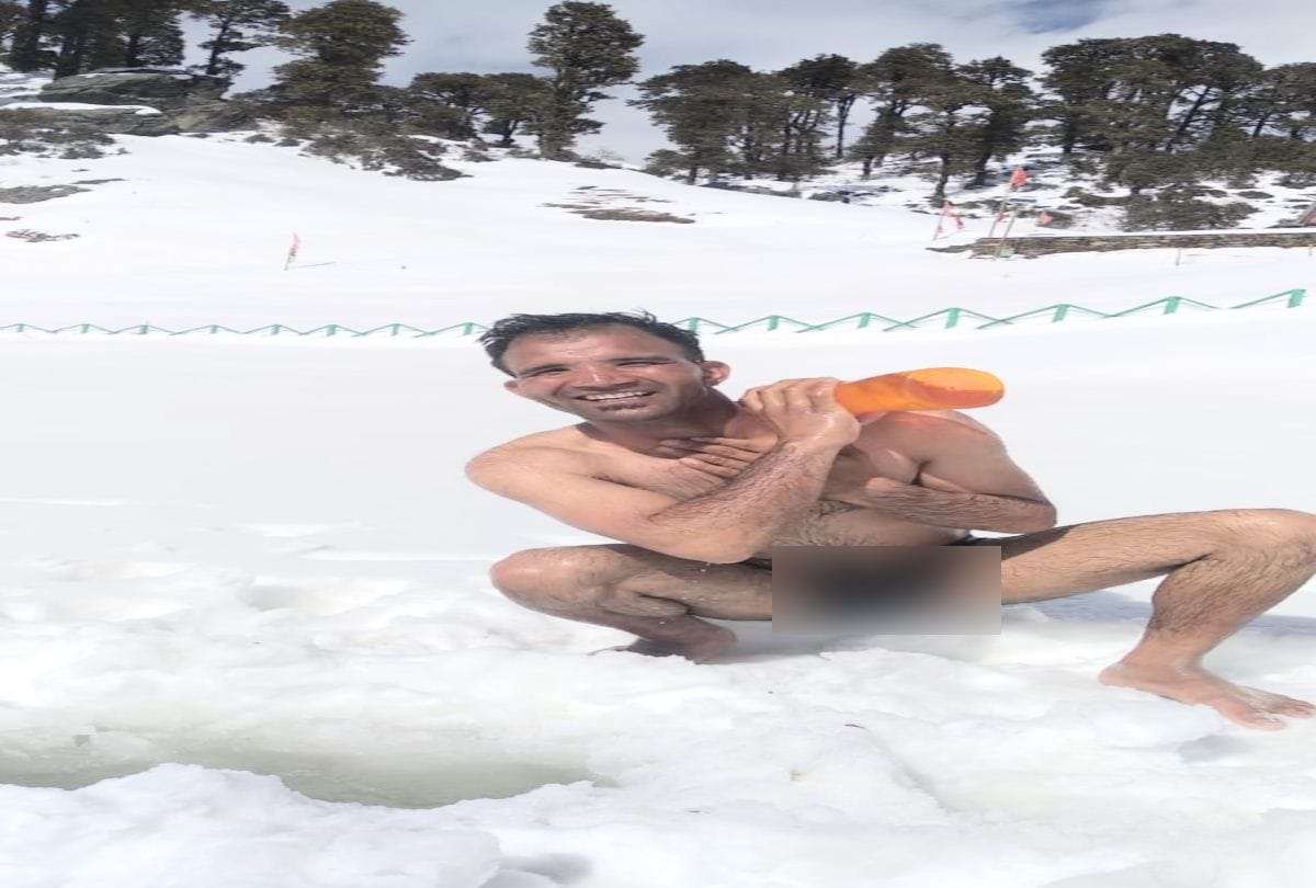 Priest  plunge in snow covered Saryolasar Lake in minus degree temperature in kullu himachal