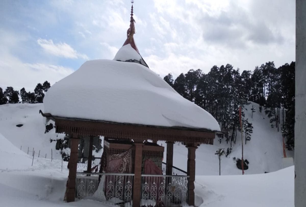 Priest  plunge in snow covered Saryolasar Lake in minus degree temperature in kullu himachal
