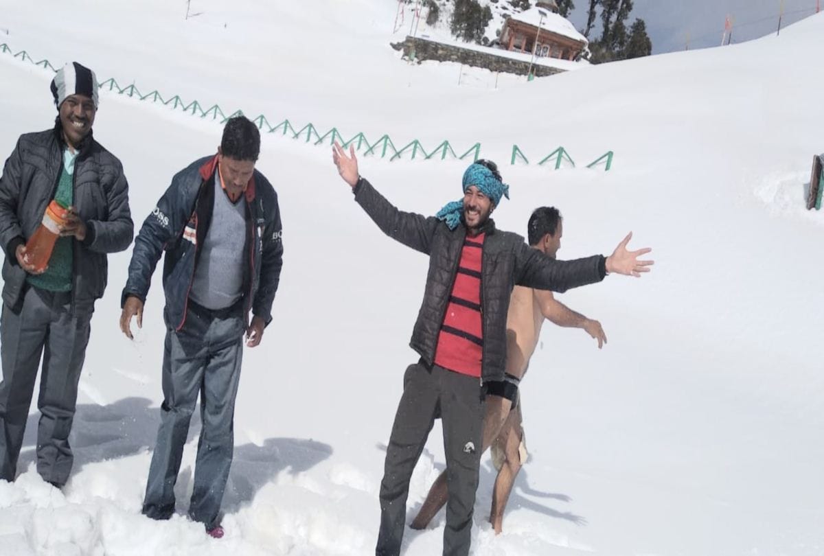 Priest  plunge in snow covered Saryolasar Lake in minus degree temperature in kullu himachal
