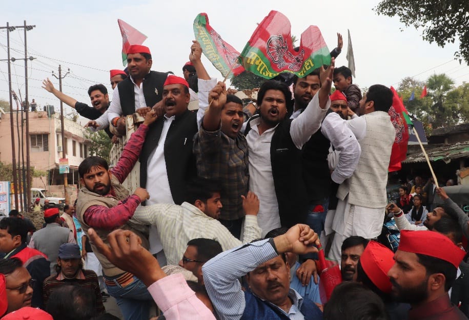 सड़क पर उतरे सपा कार्यकर्ता, गिरफ्तार किए गए
