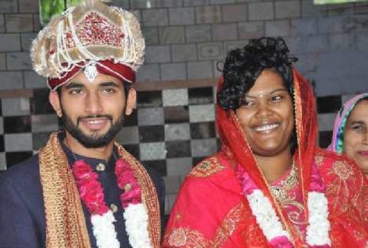 Valentines Day 2019, Romantic Love Story of Couples Met on Facebook