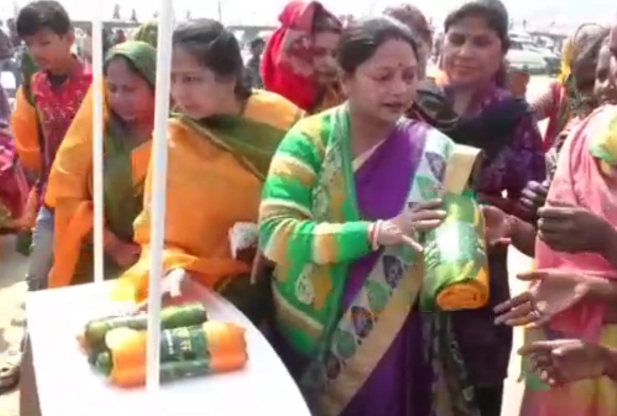 kumbh 2019: Water proof sari distributed to women devotees in kumbh mela