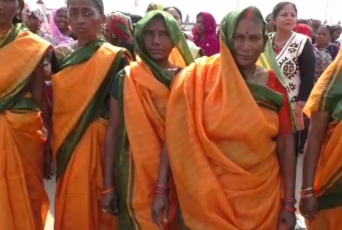 kumbh 2019: Water proof sari distributed to women devotees in kumbh mela