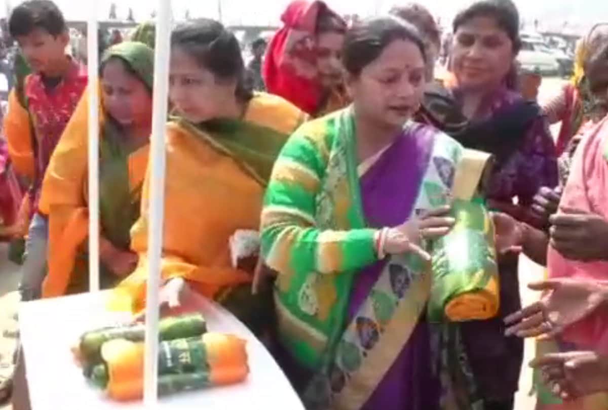 kumbh 2019: Water proof sari distributed to women devotees in kumbh mela