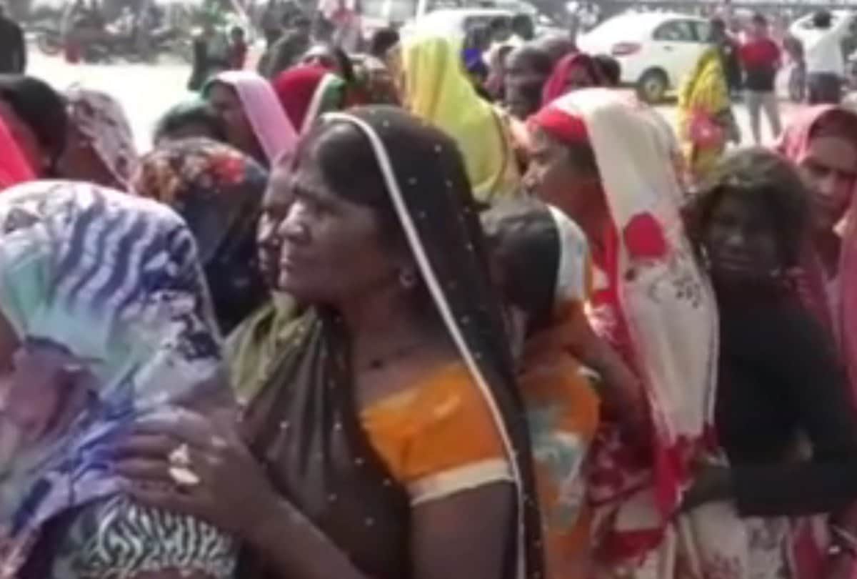 kumbh 2019: Water proof sari distributed to women devotees in kumbh mela