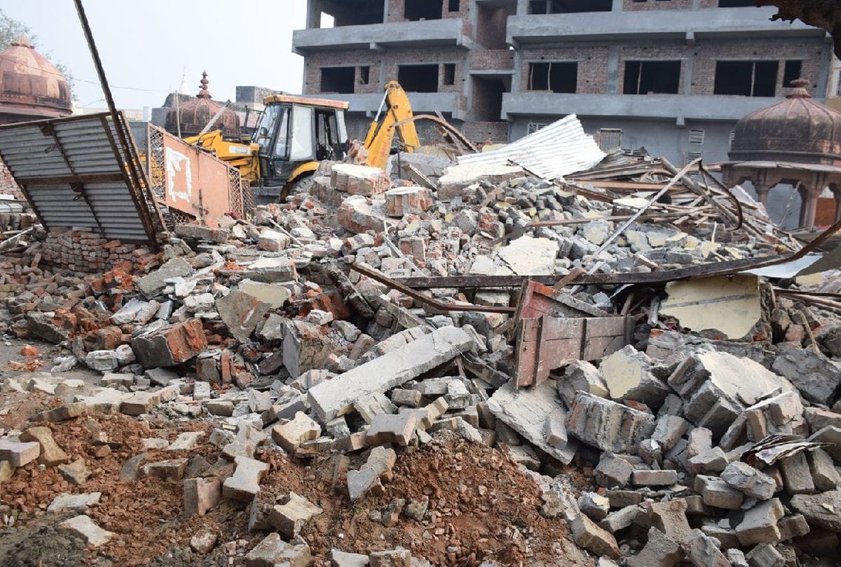 family members misbehaves with officers during removal of encroachment in vrindavan