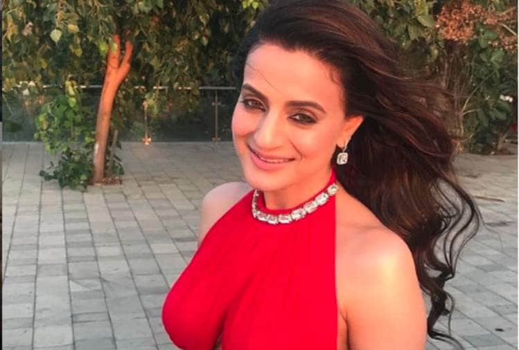 ameesha patel accused in fraud case fir on 4 other people