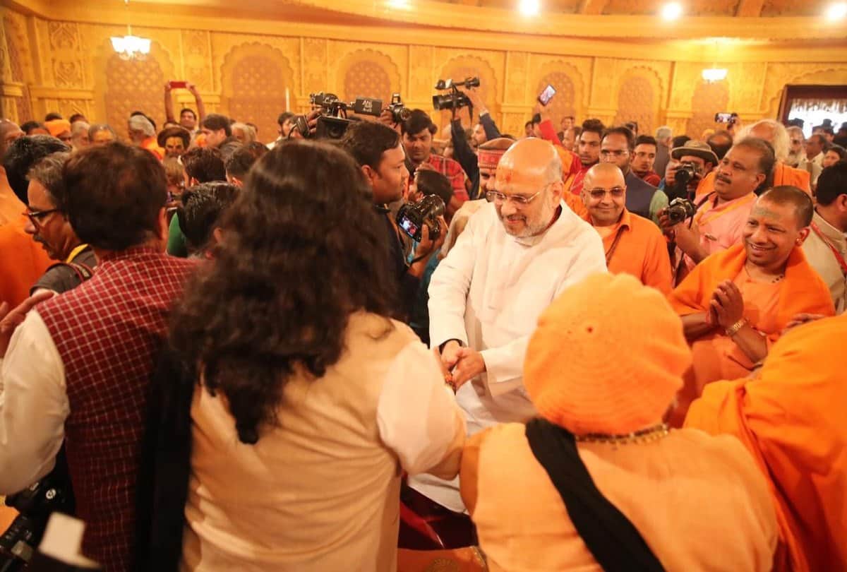 Amit shah get holy dip in sangam with cm yogi and saints in kumbh, Political issue being extracted