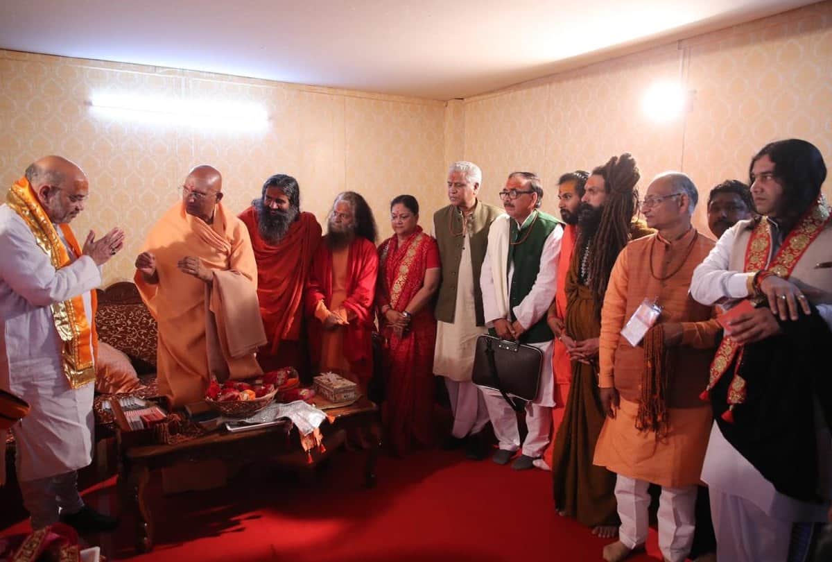 Amit shah get holy dip in sangam with cm yogi and saints in kumbh, Political issue being extracted
