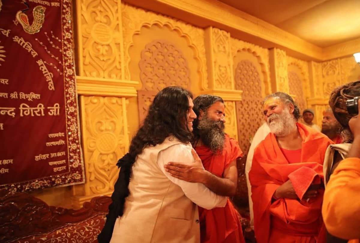 Amit shah get holy dip in sangam with cm yogi and saints in kumbh, Political issue being extracted