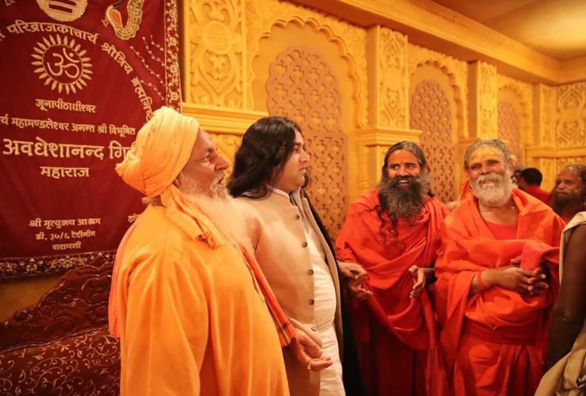 Amit shah get holy dip in sangam with cm yogi and saints in kumbh, Political issue being extracted