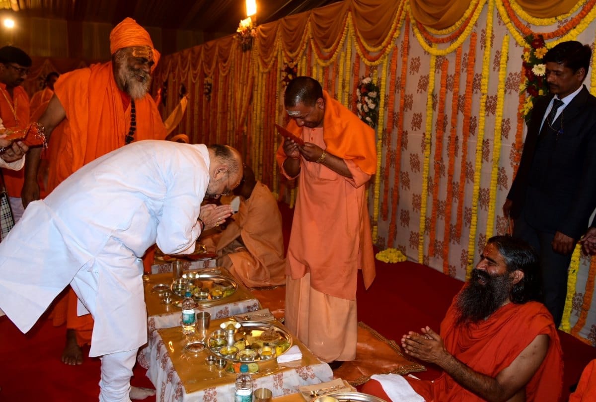 Kumbh Mela 2019: Amit Shah honored CM Yogi with all saints, given envelope, see photos