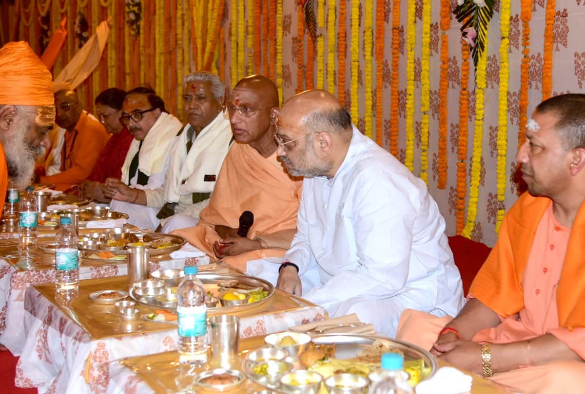 Kumbh Mela 2019: Amit Shah honored CM Yogi with all saints, given envelope, see photos