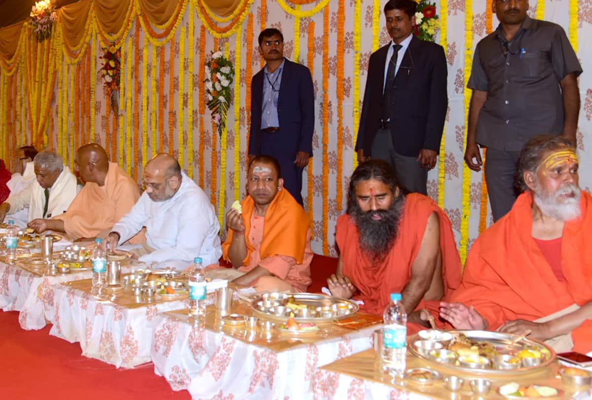 Kumbh Mela 2019: Amit Shah honored CM Yogi with all saints, given envelope, see photos