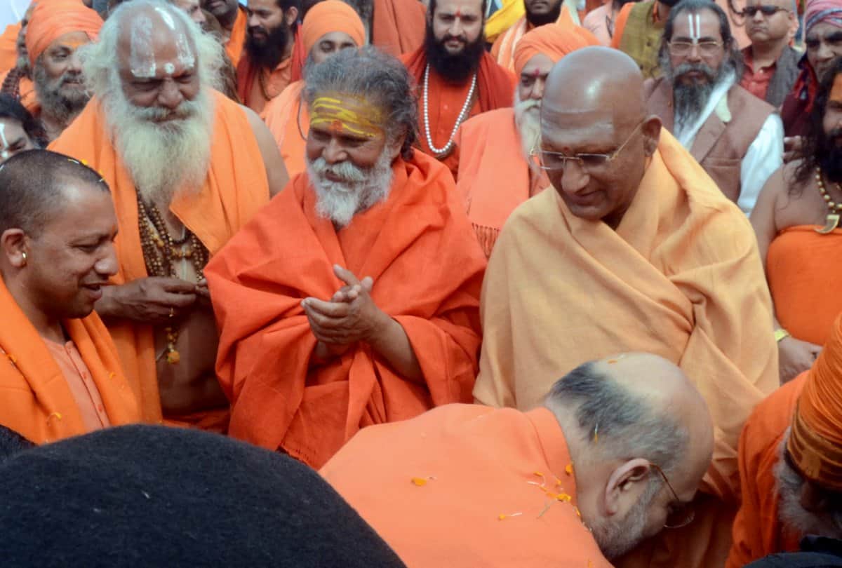 Kumbh Mela 2019: Amit Shah honored CM Yogi with all saints, given envelope, see photos