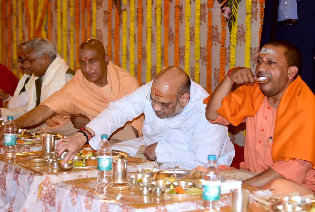 Kumbh Mela 2019: Amit Shah honored CM Yogi with all saints, given envelope, see photos